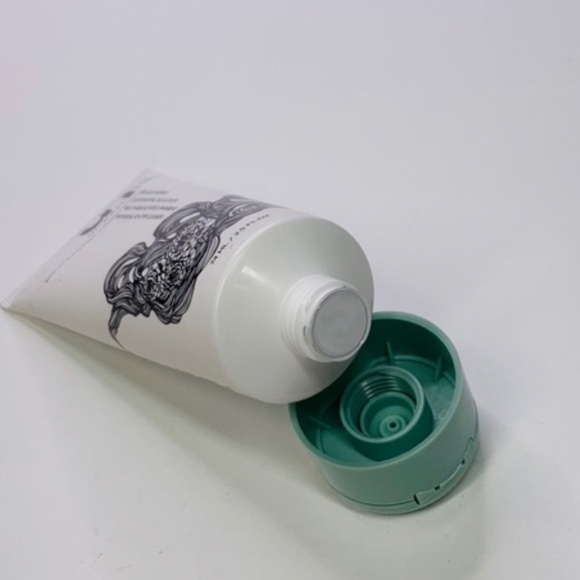 UnWash Bio-Cleansing Conditioner Replaces Shampoo Locks in Oils & Color 2.5 floz - Picture 3 of 3